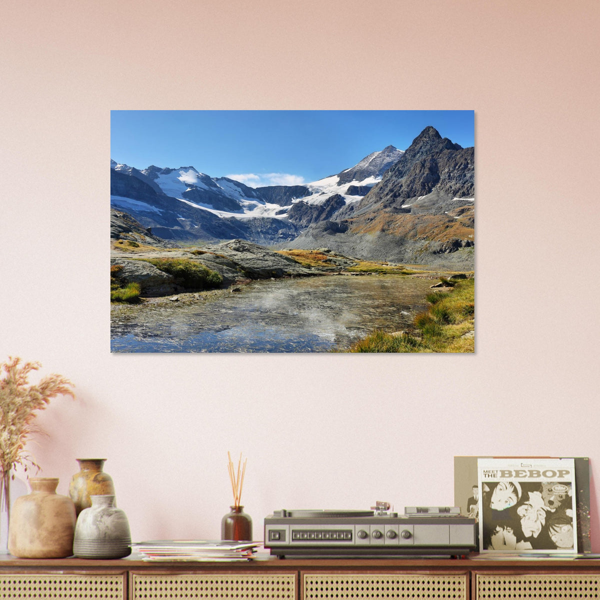 Tableau photo du glacier du Grand Méan et du cirque des Évettes sur aluminium Dibond mat, accroché sur un mur rose clair au-dessus d’un buffet