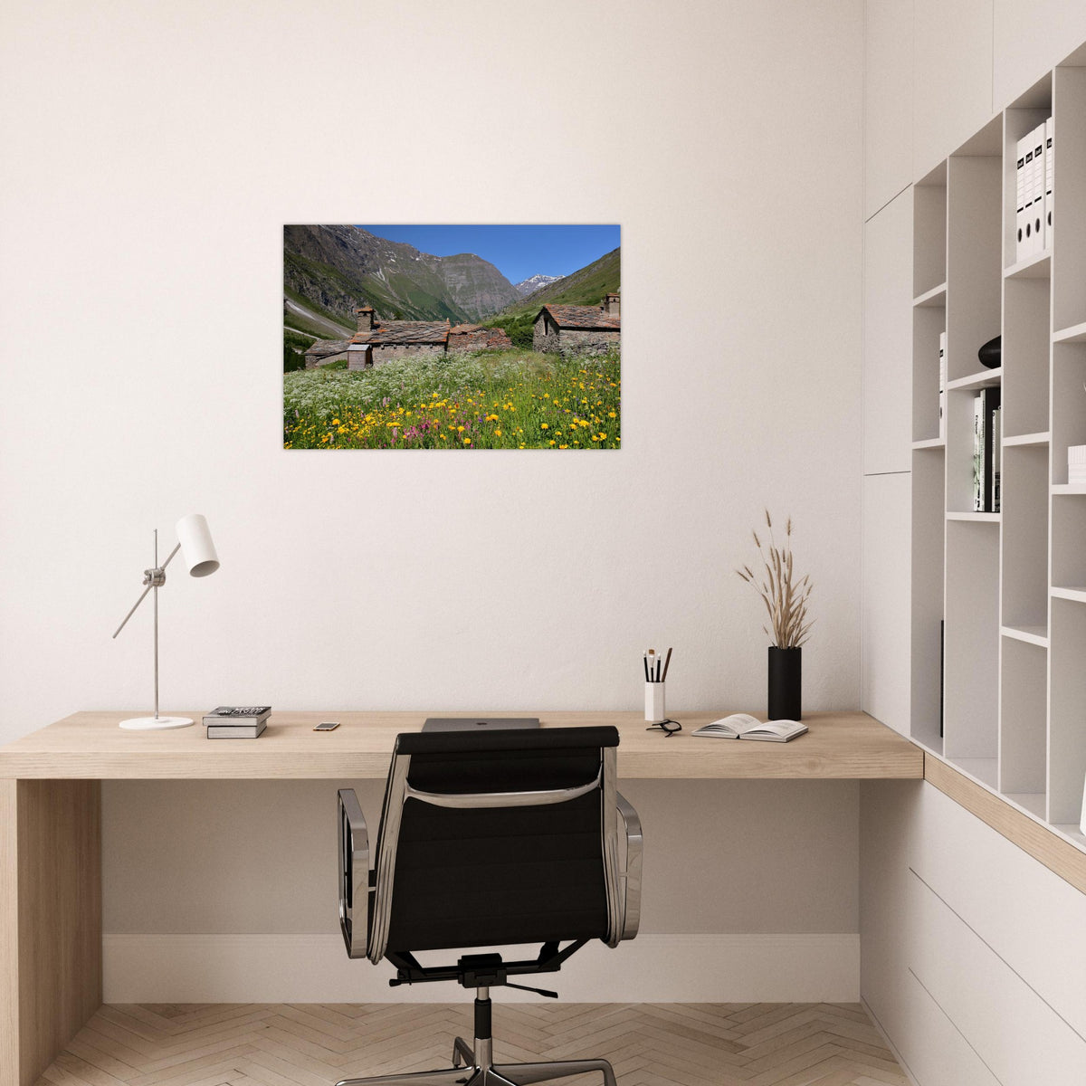 Tableau photo du hameau d’Avérole à Bessans sur aluminium Dibond mat, présenté au-dessus d’un bureau en bois
