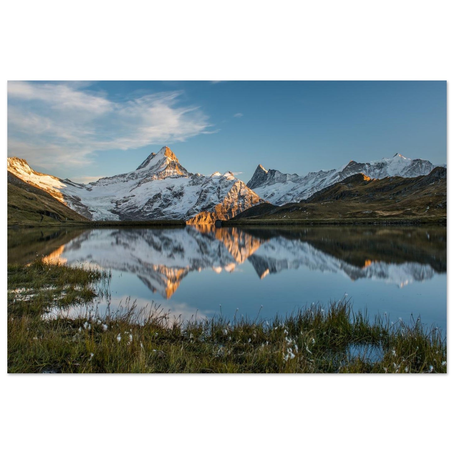 Présentation du tableau photo du lac de Bachalp face au Schreckhorn à la lumière du soir en 60 × 90 cm sur Dibond mat