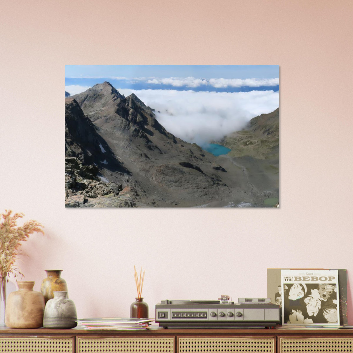 Tableau photo du Lac Blanc depuis la Croix de Belledonne sur aluminium Dibond mat, accroché sur un mur rose clair au-dessus d’un buffet