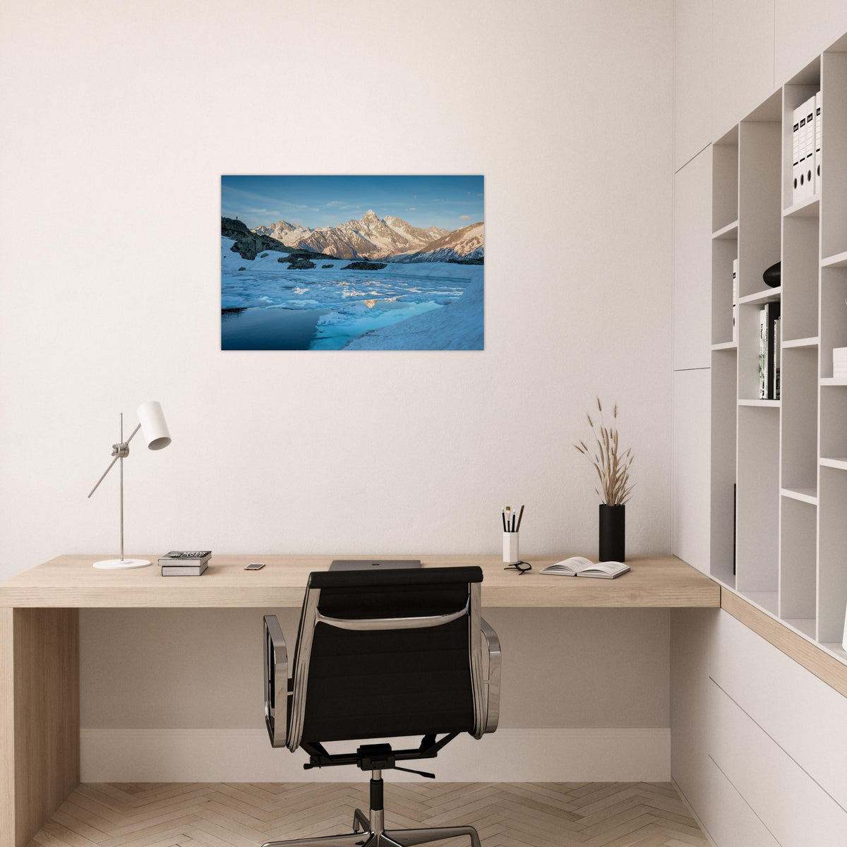 Tableau photo du Lac Blanc face au massif du Mont-Blanc sur aluminium Dibond mat, présenté au-dessus d’un bureau en bois