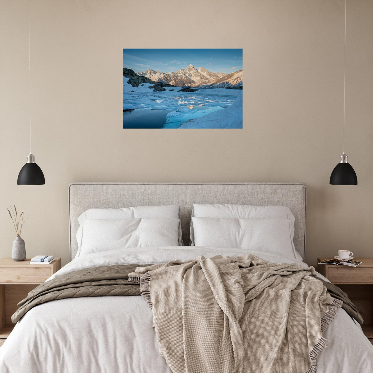 Tableau photo du Lac Blanc face au massif du Mont-Blanc sur aluminium Dibond mat, accroché au-dessus du lit dans une chambre