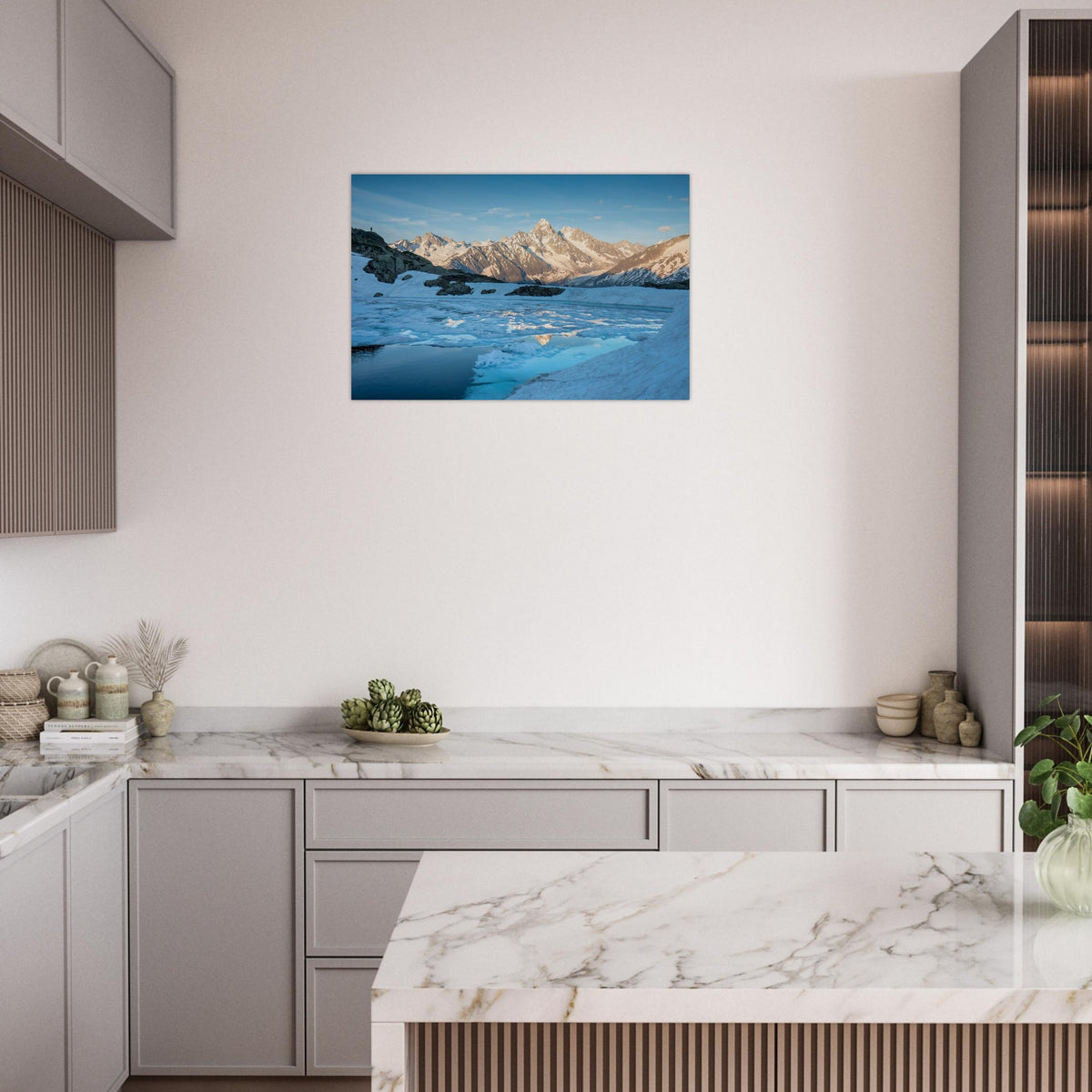 Tableau photo du Lac Blanc face au massif du Mont-Blanc sur aluminium Dibond mat, présenté dans une cuisine aux meubles gris