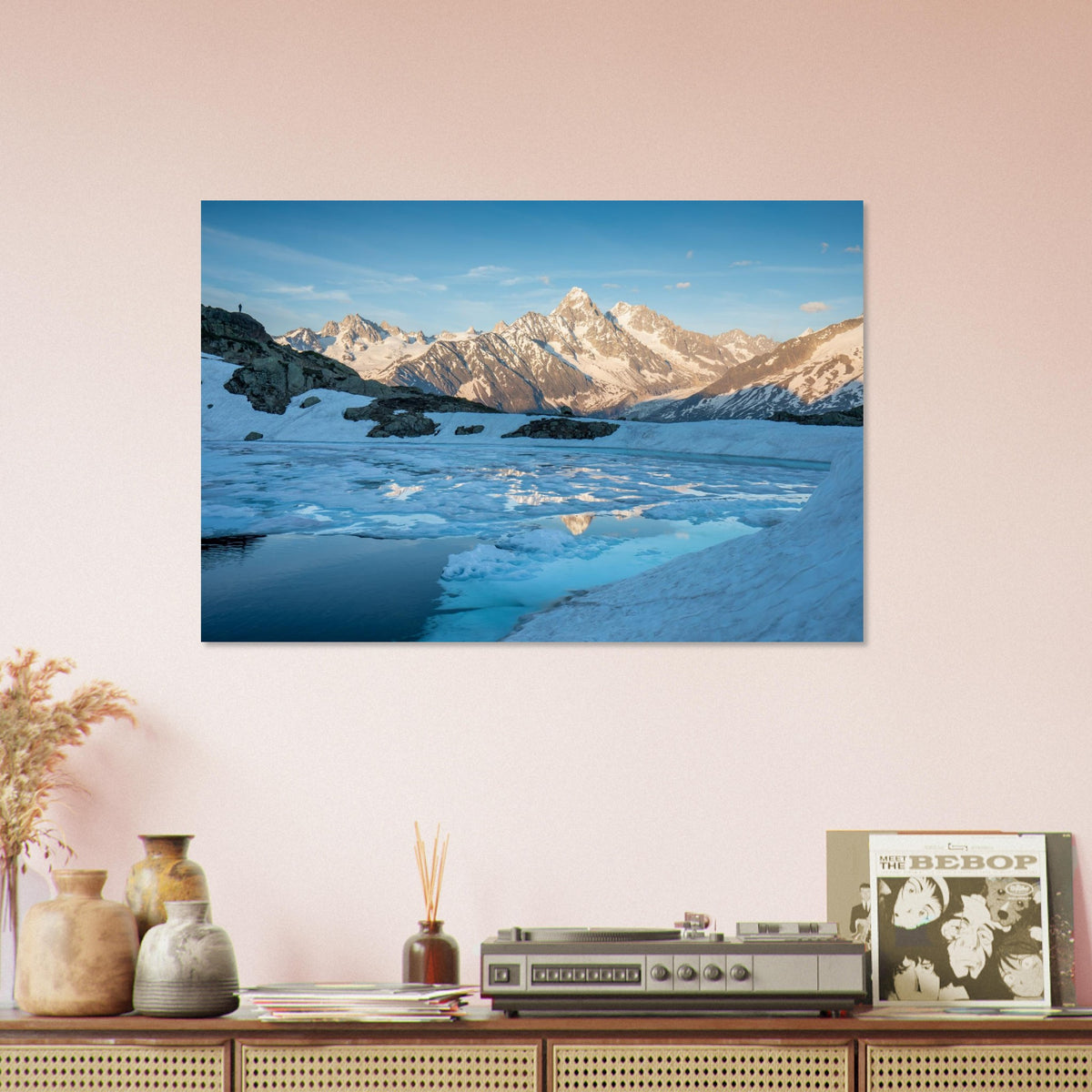 Tableau photo du Lac Blanc face au massif du Mont-Blanc sur aluminium Dibond mat, accroché sur un mur rose clair au-dessus d’un buffet