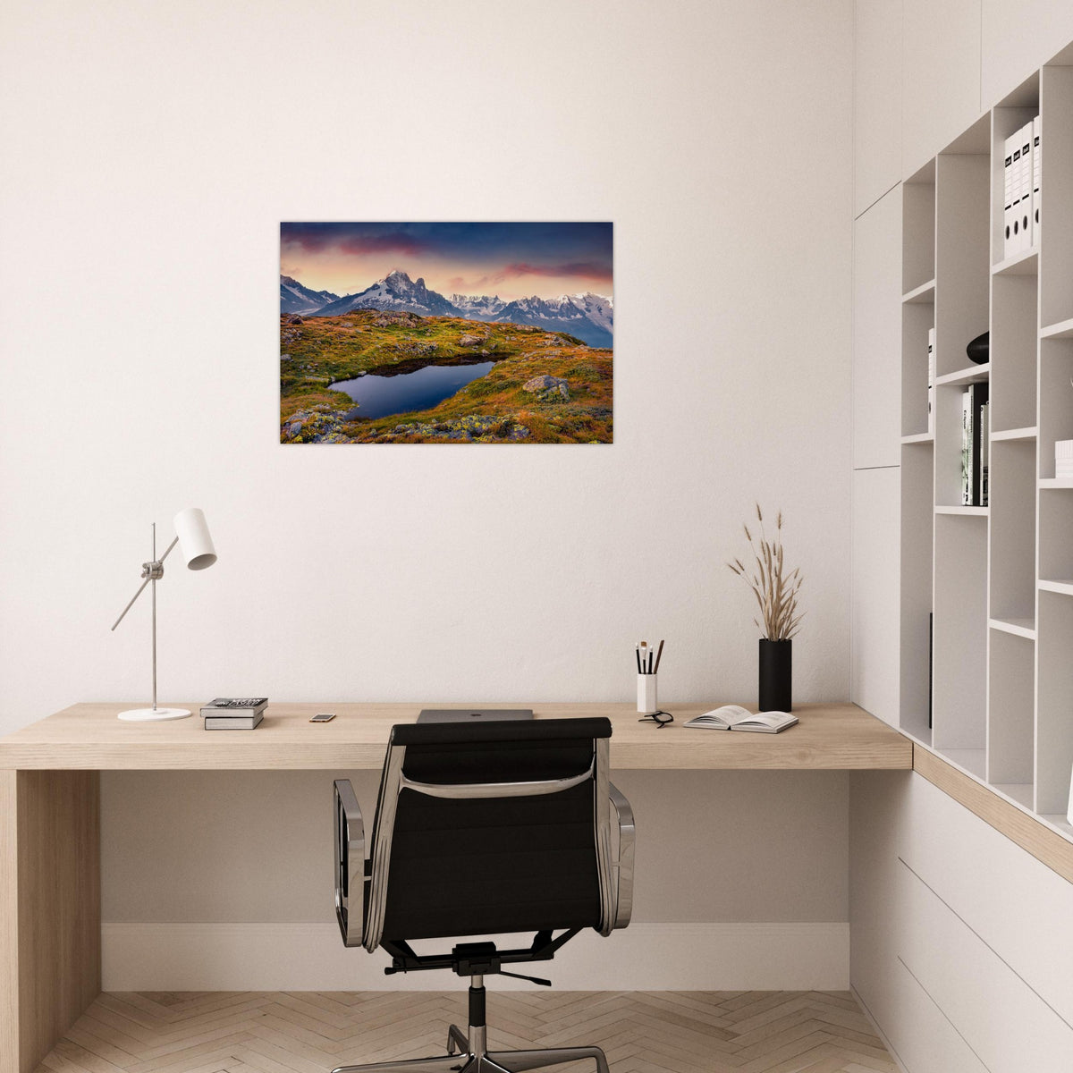 Tableau photo du Lac Blanc face au Mont-Blanc au lever du soleil sur aluminium Dibond mat, présenté au-dessus d’un bureau en bois