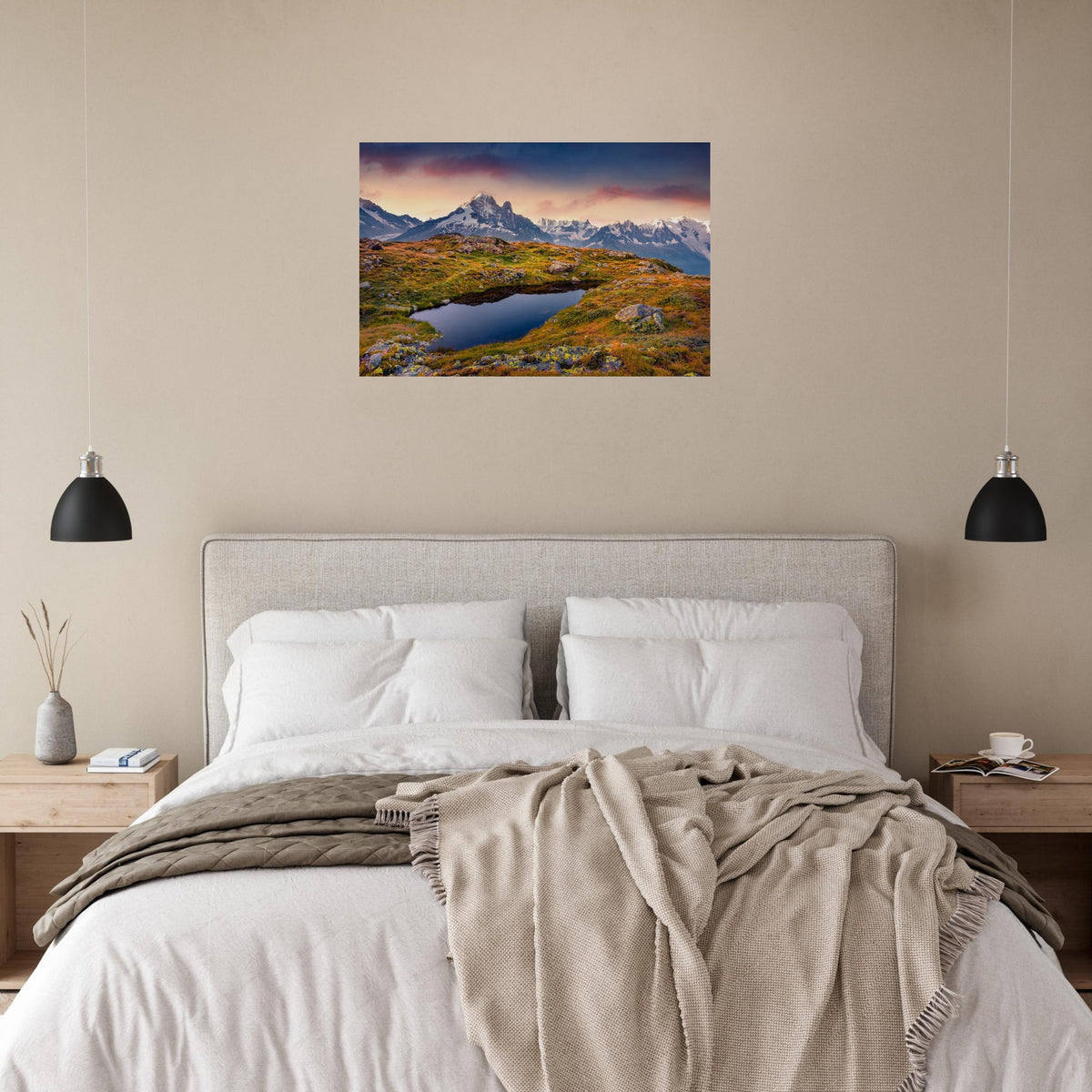 Tableau photo du Lac Blanc face au Mont-Blanc au lever du soleil sur aluminium Dibond mat, accroché au-dessus du lit dans une chambre