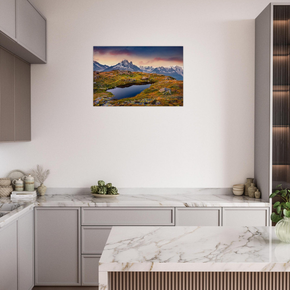 Tableau photo du Lac Blanc face au Mont-Blanc au lever du soleil sur aluminium Dibond mat, présenté dans une cuisine aux meubles gris