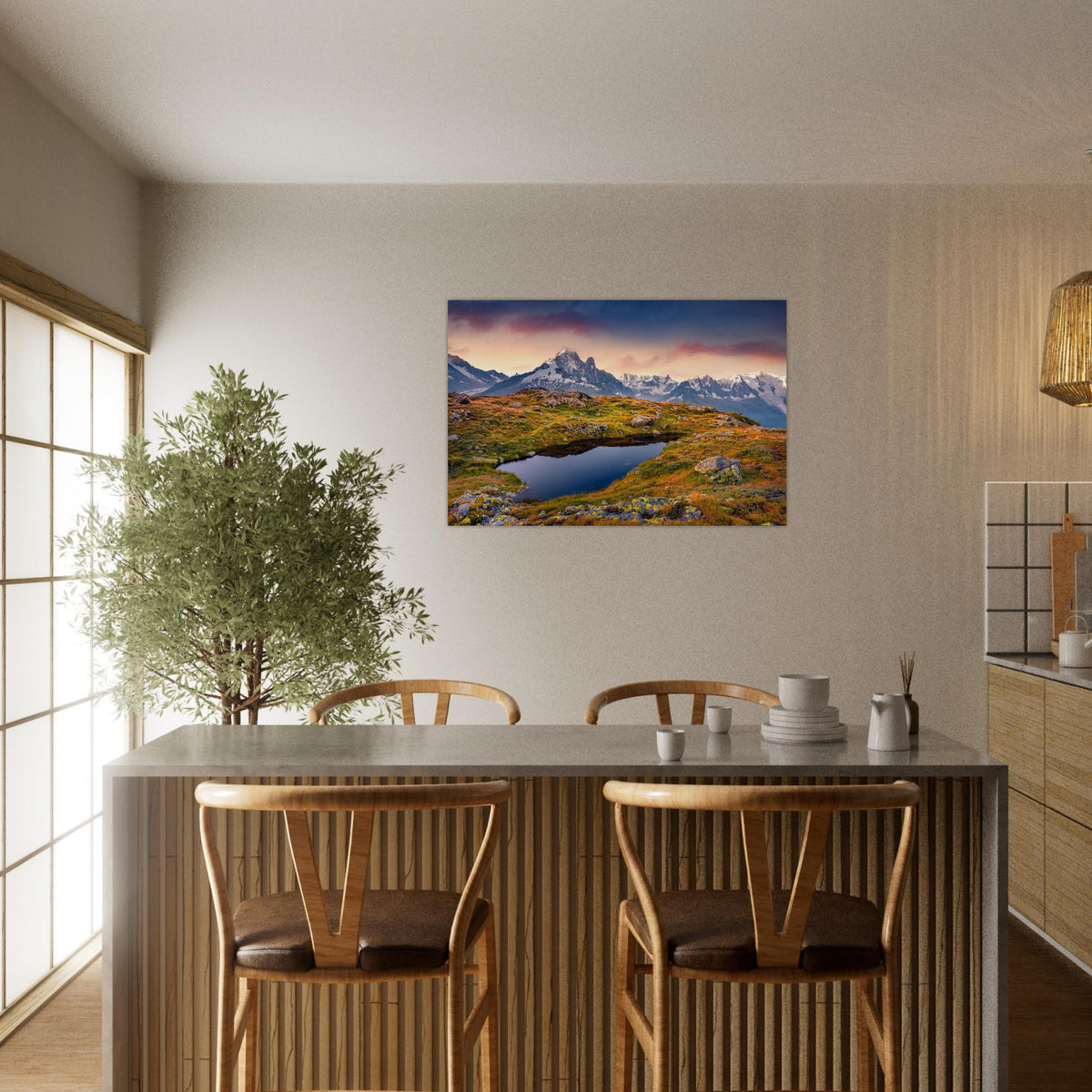Tableau photo du Lac Blanc face au Mont-Blanc au lever du soleil sur aluminium Dibond mat, présenté dans un espace repas avec table et chaises en bois