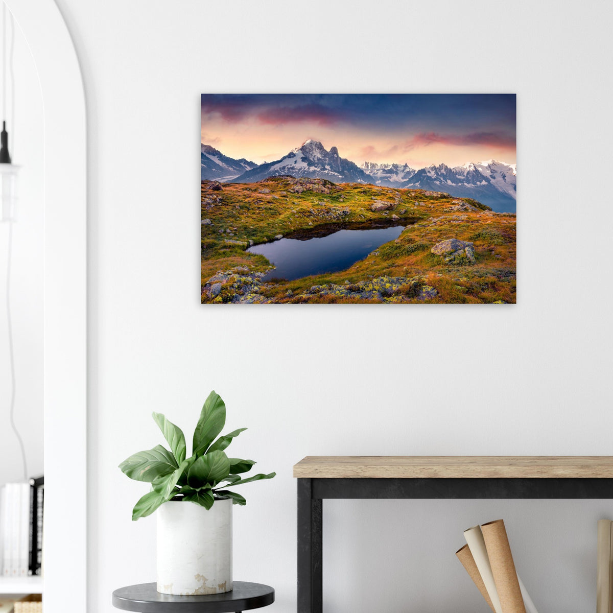 Tableau photo du Lac Blanc face au Mont-Blanc au lever du soleil sur aluminium Dibond mat, exposé sur un mur blanc au-dessus d’une console, près d’une plante