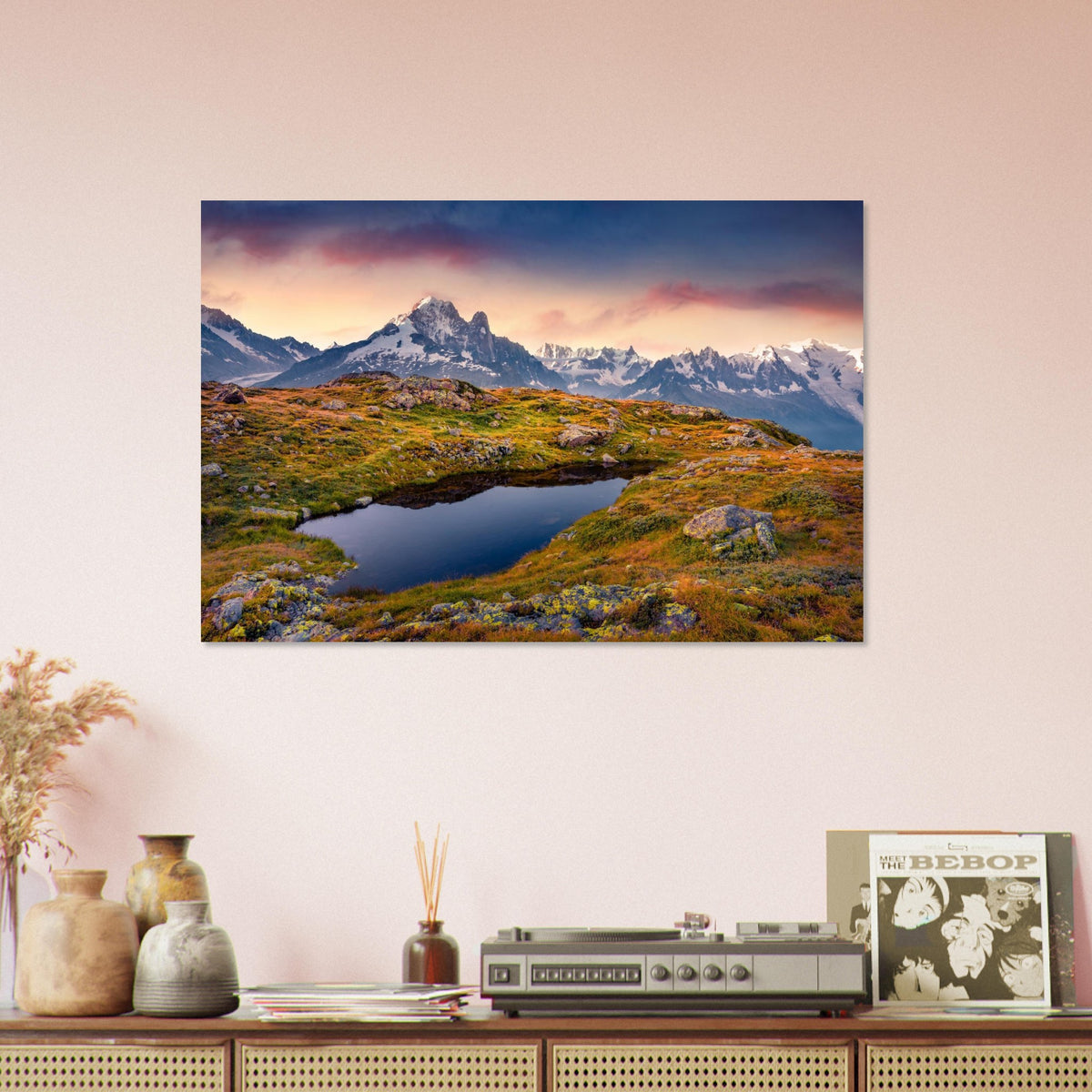Tableau photo du Lac Blanc face au Mont-Blanc au lever du soleil sur aluminium Dibond mat, accroché sur un mur rose clair au-dessus d’un buffet