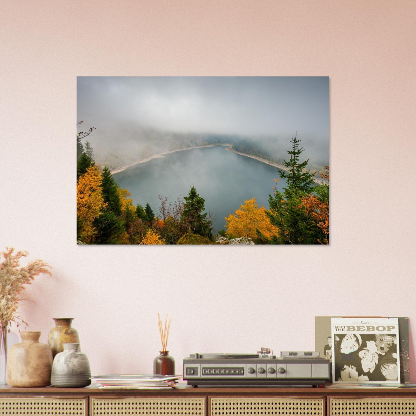 Tableau photo du Lac Blanc dans le brouillard en automne mis en scène dans une chambre contemporaine