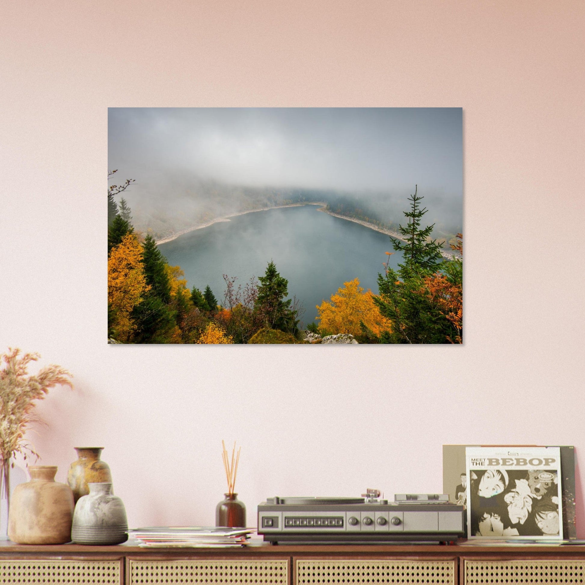 Tableau photo du Lac Blanc dans le brouillard en automne mis en scène dans une chambre contemporaine