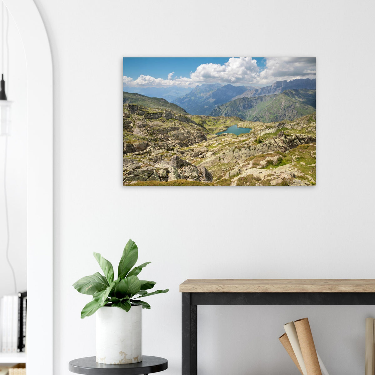 Tableau photo du lac du Brévent à Chamonix sur aluminium Dibond mat, exposé sur un mur blanc au-dessus d’une console, près d’une plante