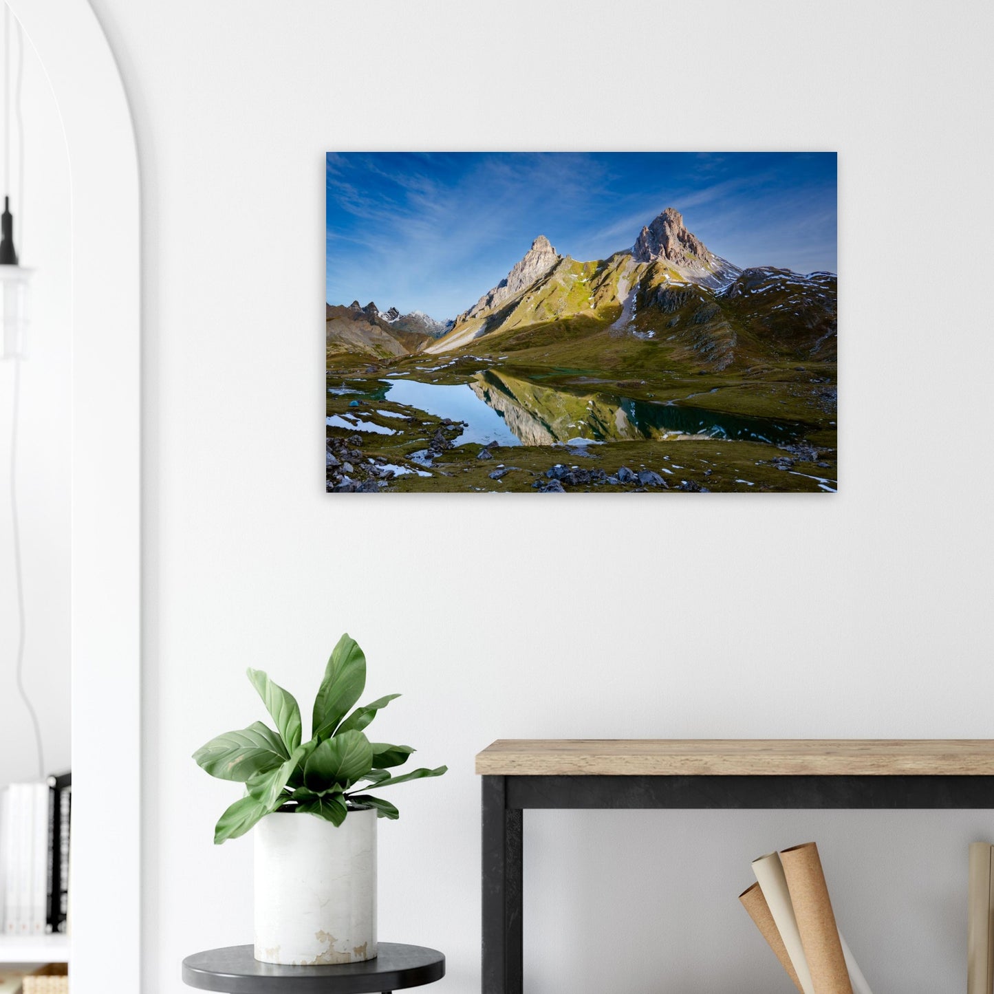 Chambre décorée avec le tableau photo du lac des Cerces face à la Pointe des Cerces sur aluminium