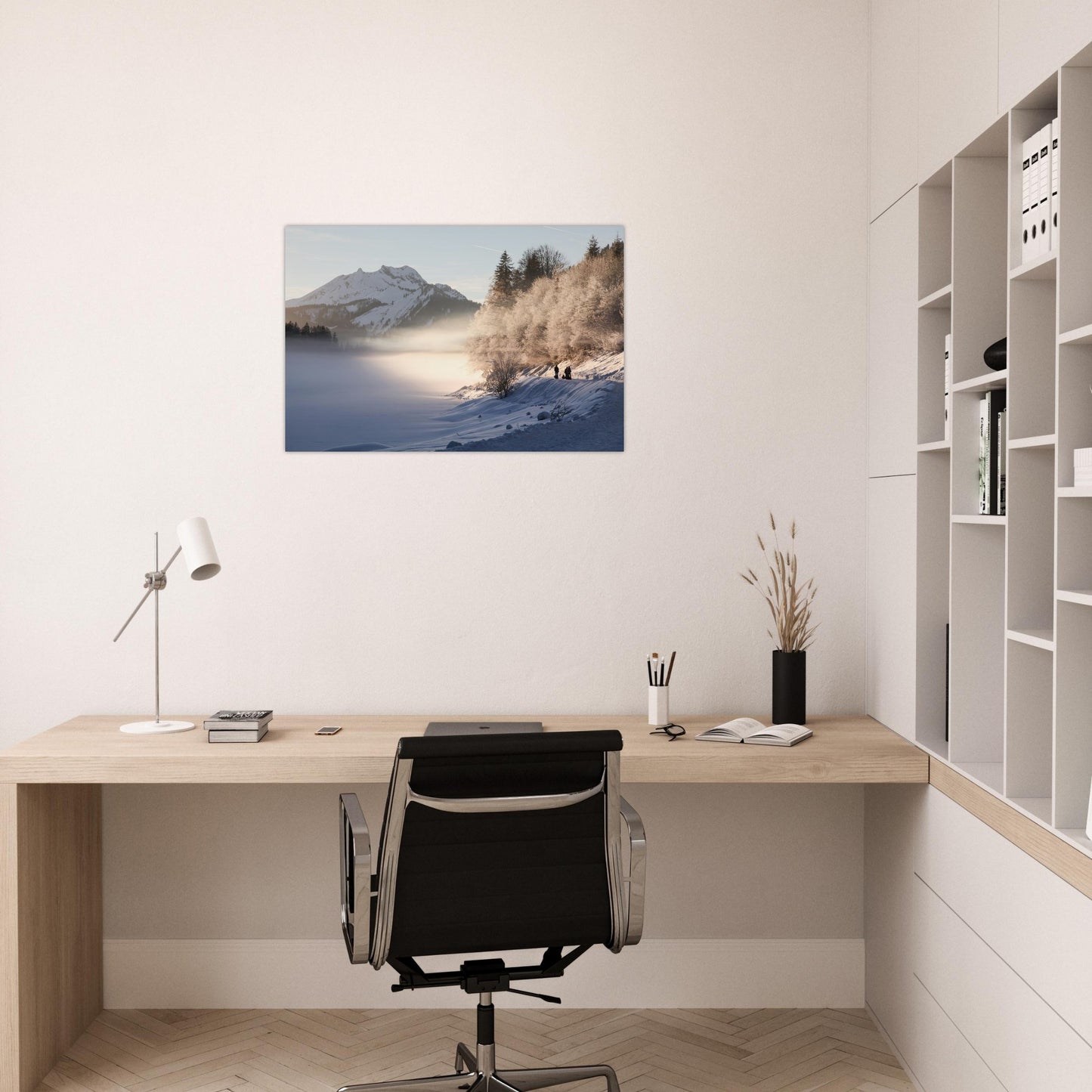 Intérieur contemporain avec le tableau photo du lac de Montriond gelé dans la brume hivernale