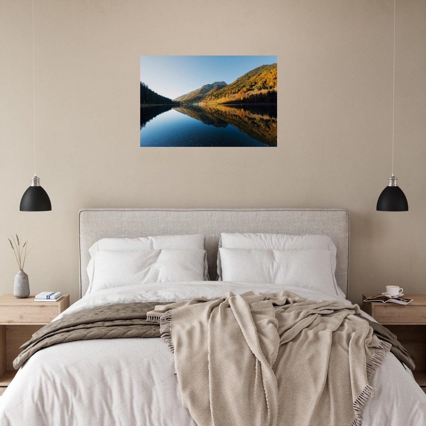 Tableau photo du lac de Montriond en Haute-Savoie sur aluminium Dibond mat présenté dans un espace de vie contemporain