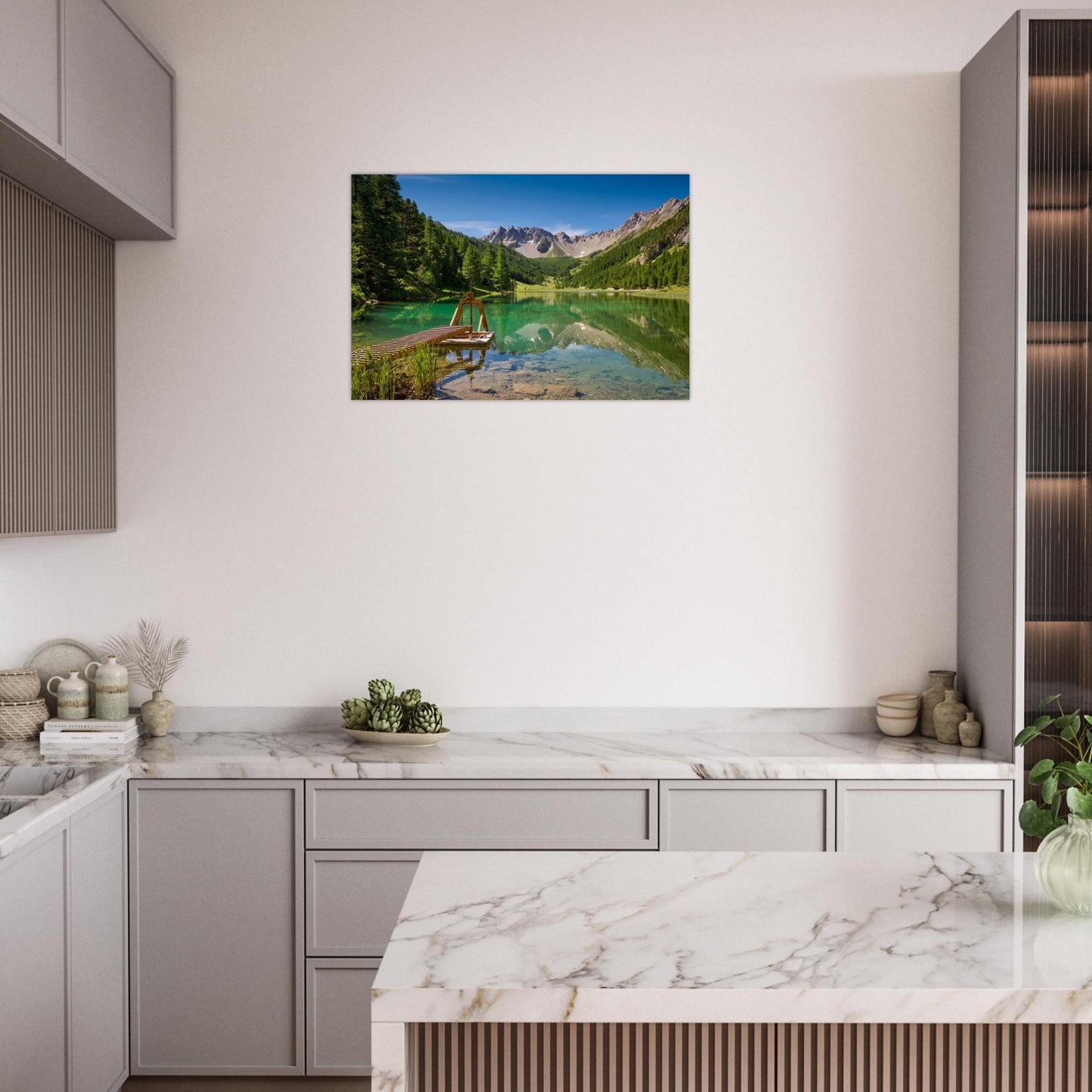Ambiance intérieure avec le tableau photo du lac de l’Orceyrette et de ses mélèzes en été sur Dibond mat