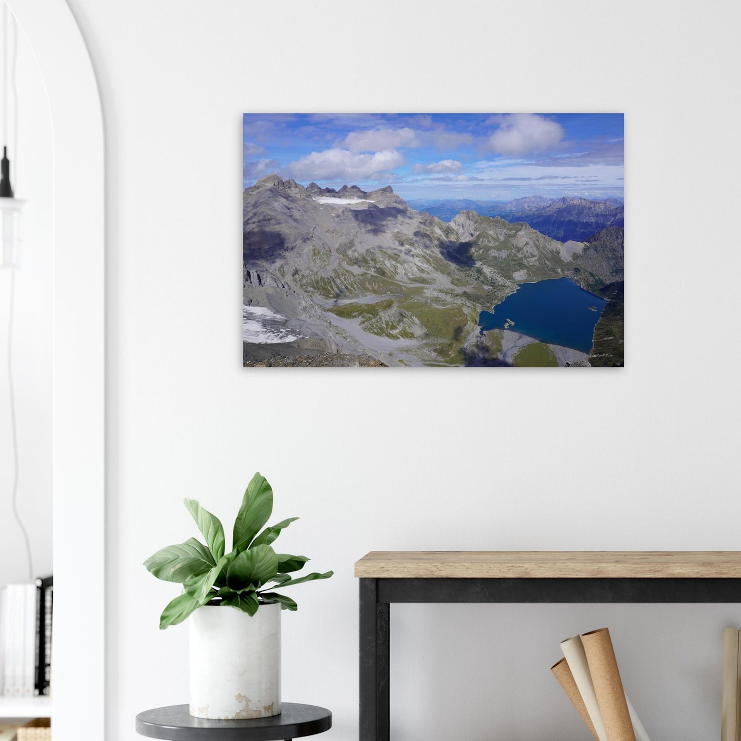 Tableau photo du lac de Salanfe face aux Dents du Midi présenté sur un mur clair