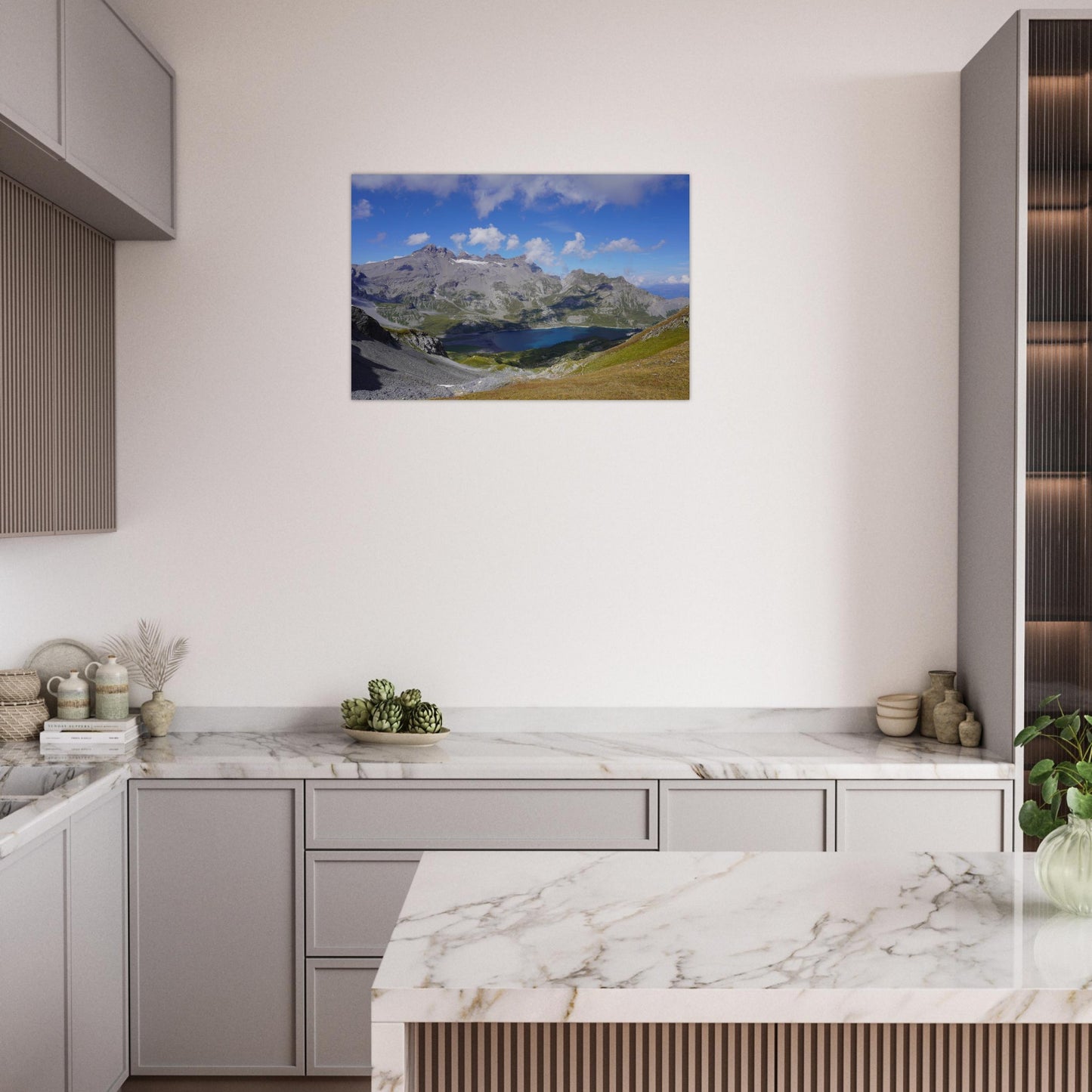 Tableau photo du lac de Salanfe face à la Tour Sallière présenté dans une cuisine moderne