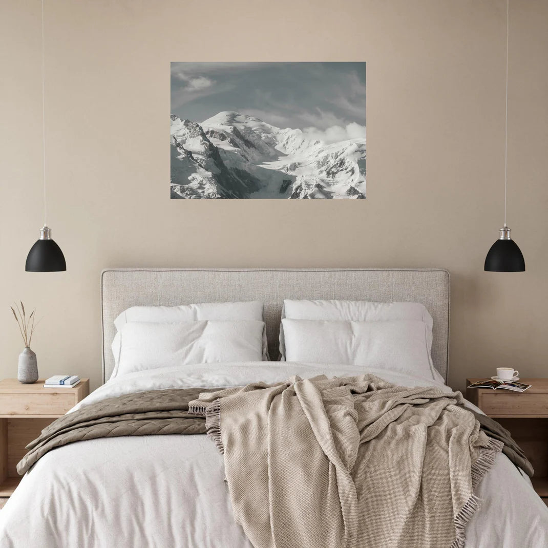 Tableau photo du Mont-Blanc en noir et blanc au-dessus d’un lit, impression alu Dibond mate