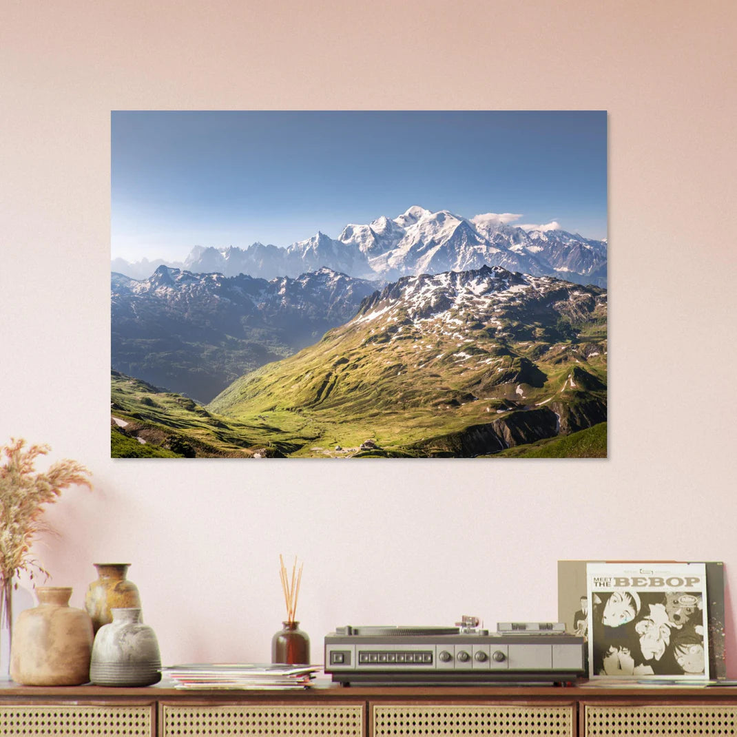 Tableau photo couleur du Mont-Blanc depuis le massif des Fiz avec le refuge de Moëde Anterne, au-dessus d’un meuble de salon