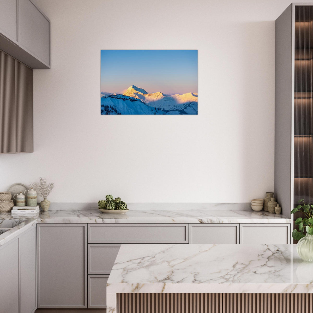 Tableau photo du Mont Charvin enneigé dans les Aravis sur aluminium Dibond mat, présenté dans une cuisine aux meubles gris