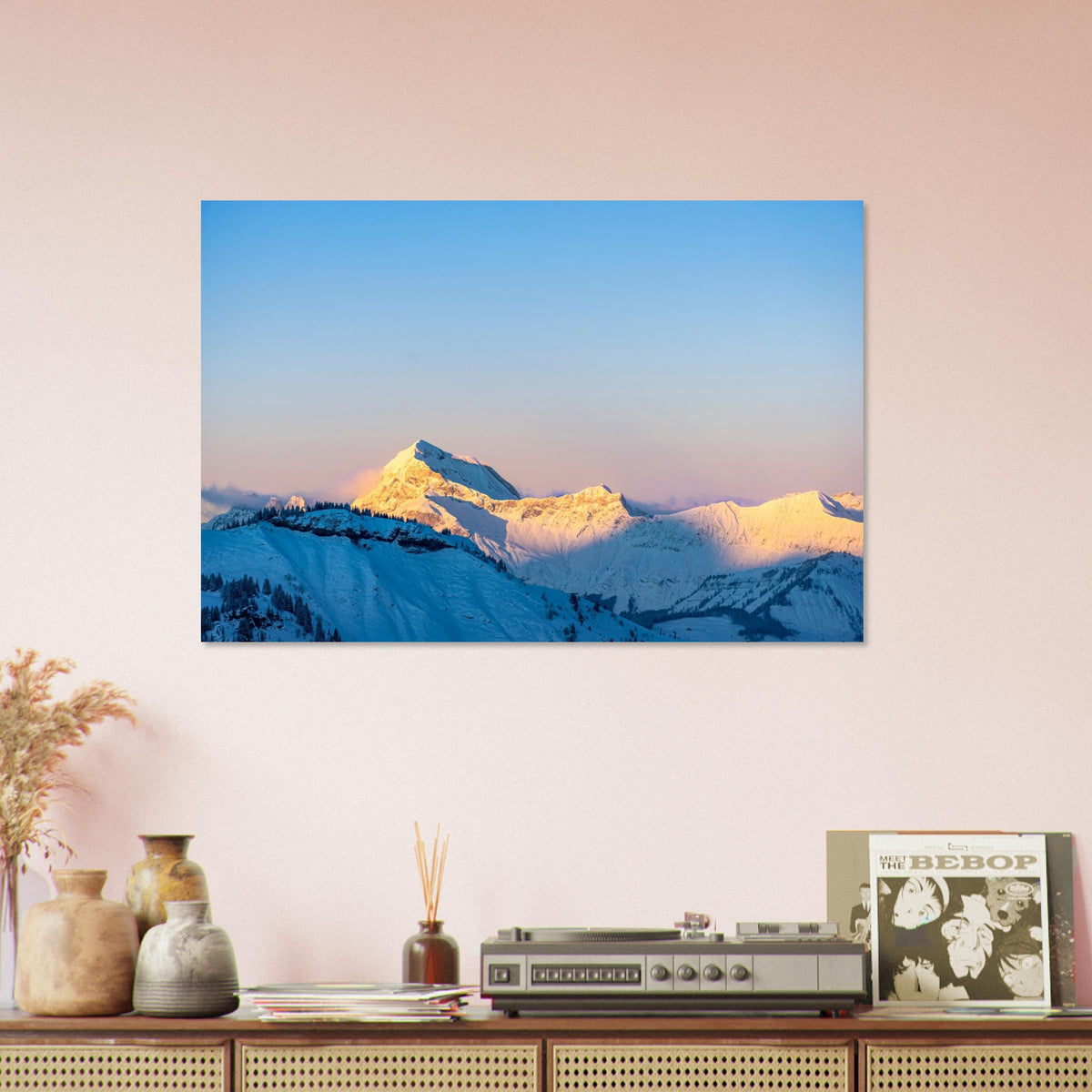 Tableau photo du Mont Charvin enneigé dans les Aravis sur aluminium Dibond mat, accroché sur un mur rose clair au-dessus d’un buffet