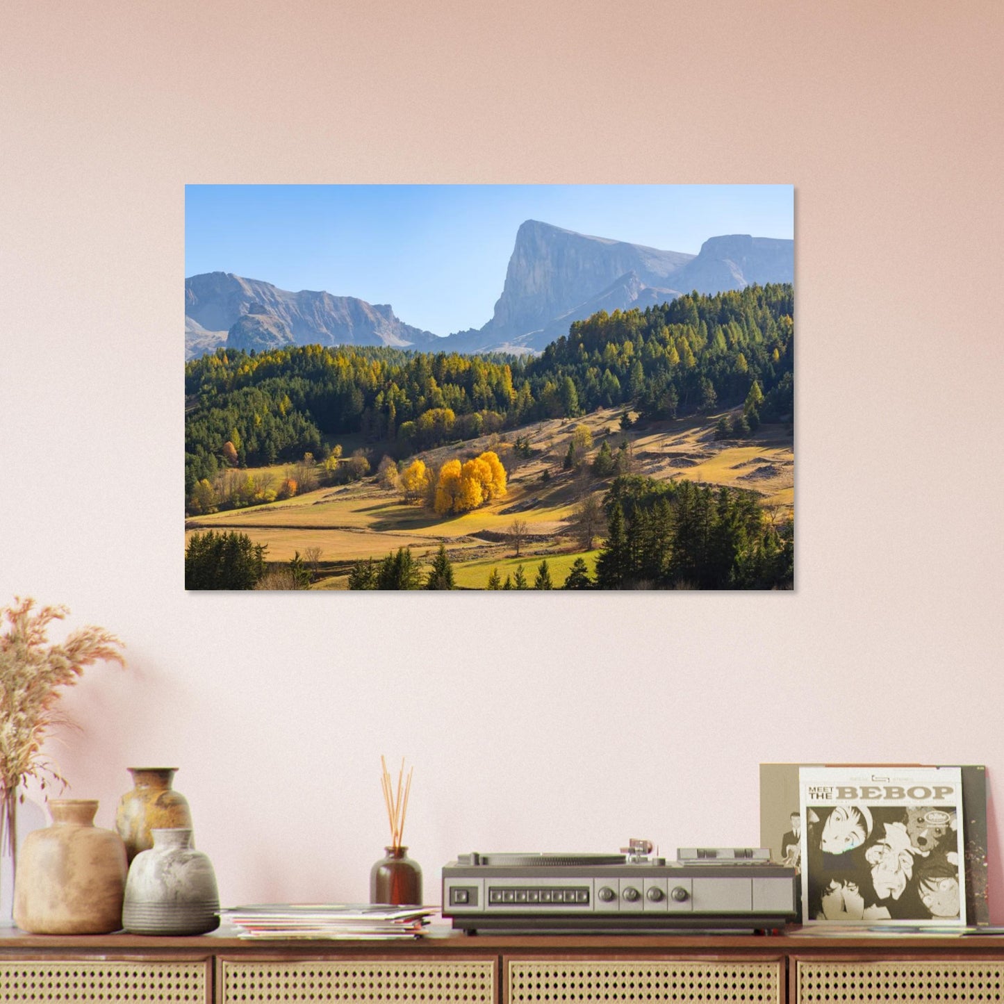 Mise en situation du tableau photo du pic de Bure en automne dans le Dévoluy sur un mur clair