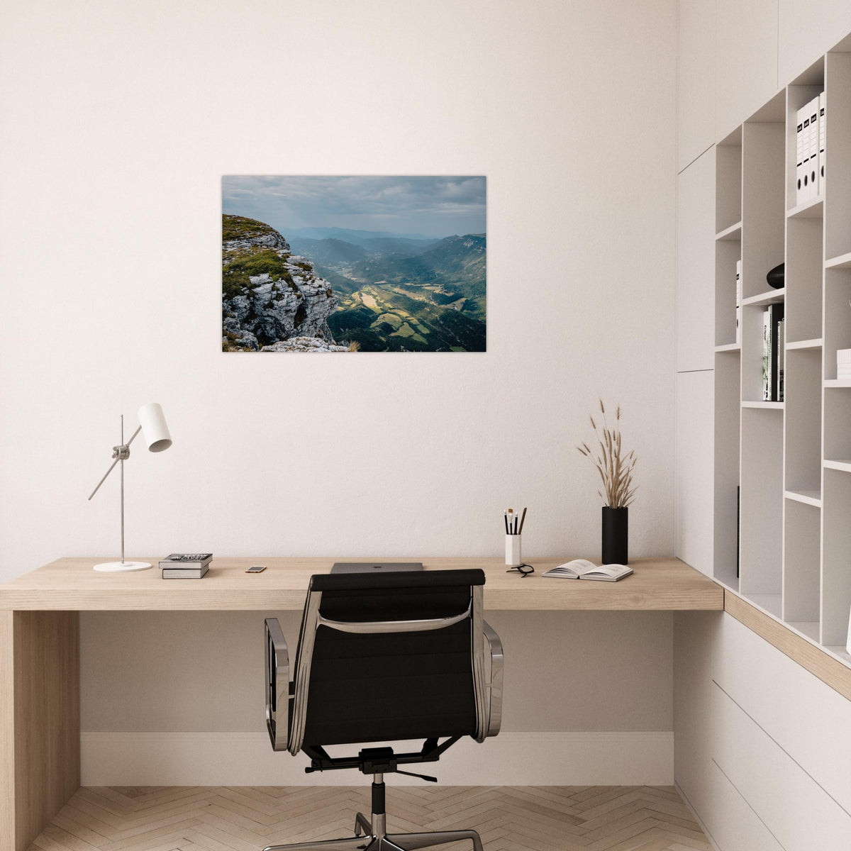 Tableau photo du plateau de Font d’Urle dans le Vercors sur aluminium Dibond mat, présenté au-dessus d’un bureau en bois