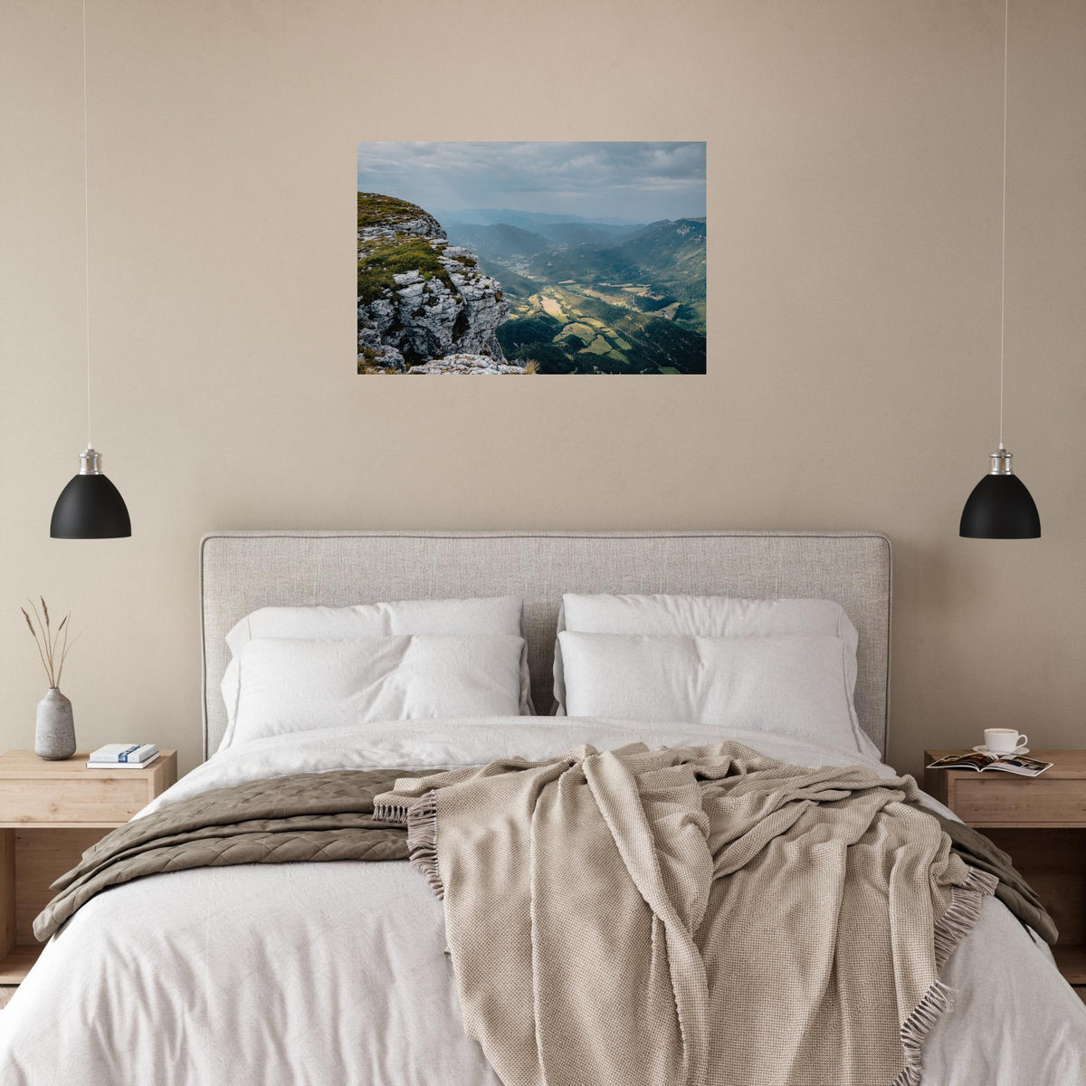 Tableau photo du plateau de Font d’Urle dans le Vercors sur aluminium Dibond mat, accroché au-dessus du lit dans une chambre