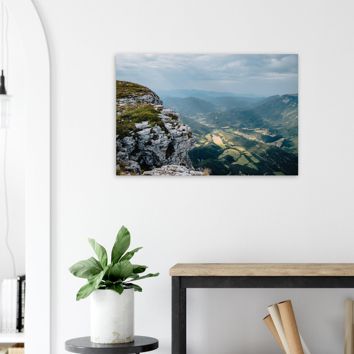 Tableau photo du plateau de Font d’Urle dans le Vercors sur aluminium Dibond mat, exposé sur un mur blanc au-dessus d’une console, près d’une plante