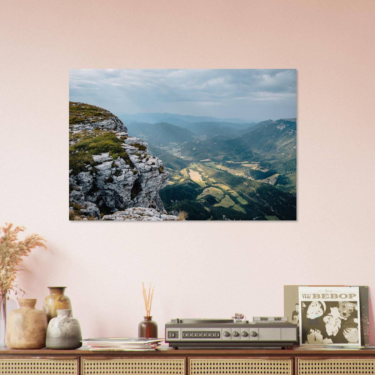 Tableau photo du plateau de Font d’Urle dans le Vercors sur aluminium Dibond mat, accroché sur un mur rose clair au-dessus d’un buffet