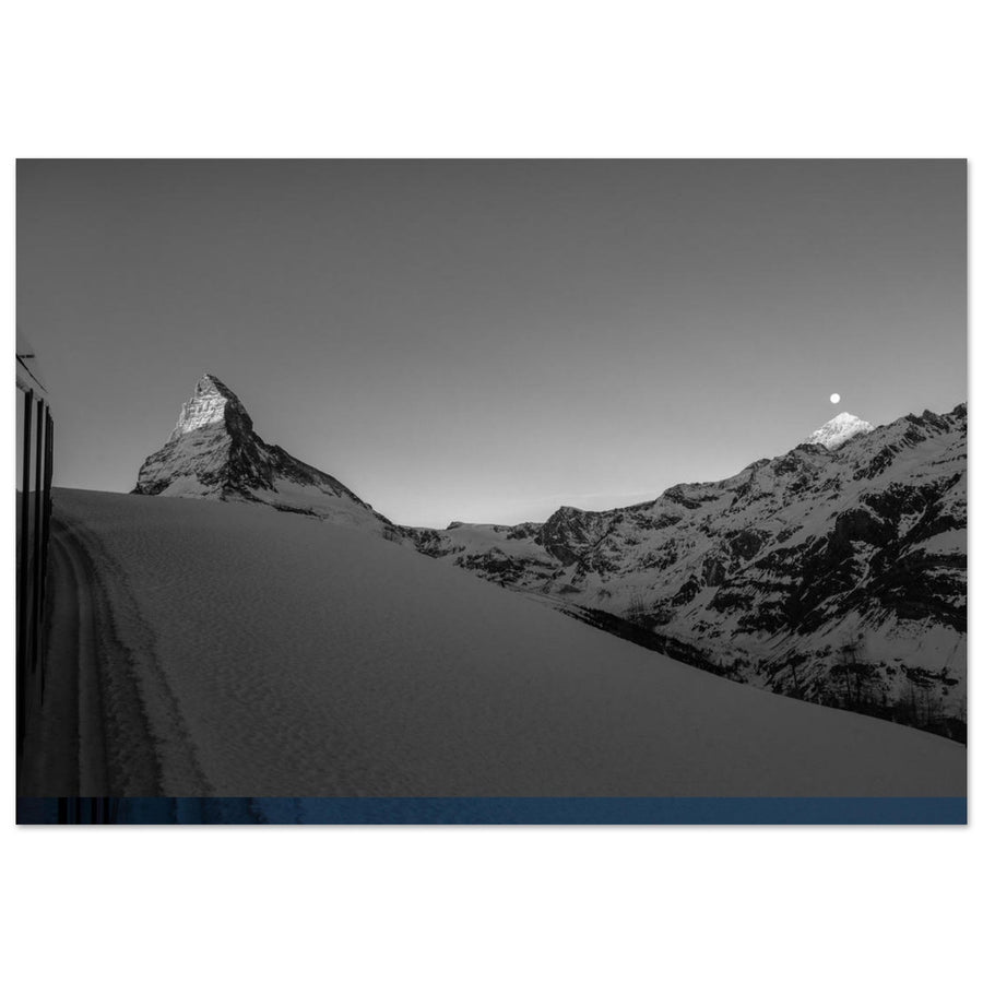 Tableau photo en Alu Dibond : Le reflet du Cervin dans le train Gornergrat à Zermatt, en noir et blanc