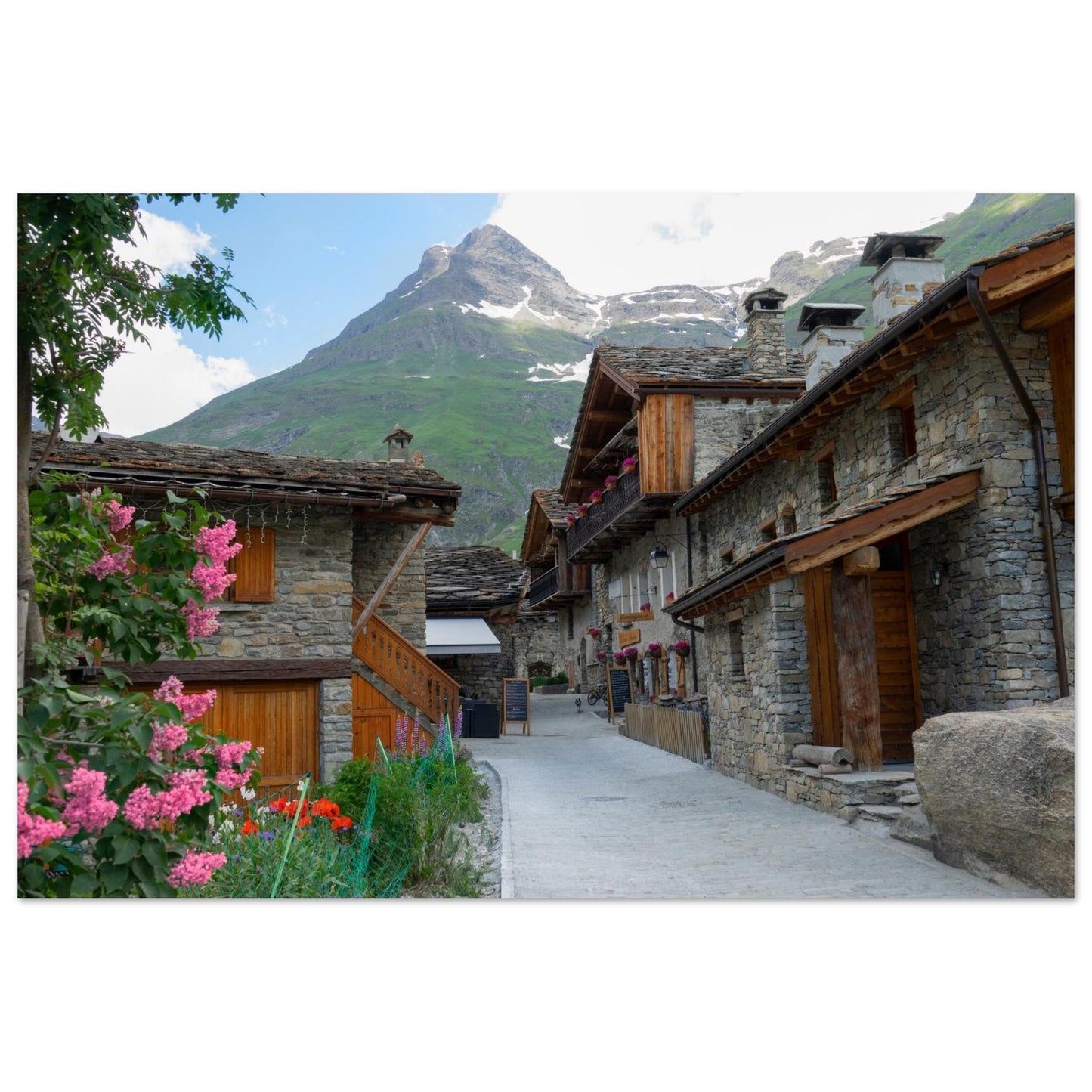 Tableau photo des ruelles fleuries de Bonneval-sur-Arc en été présenté en 60 × 90 cm sur aluminium