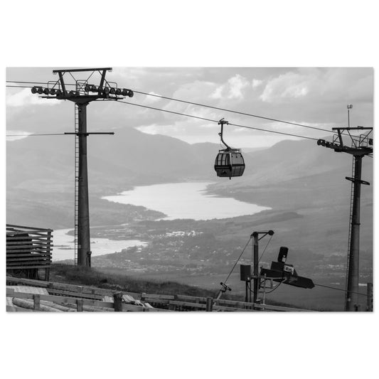 Tableau photo Photo Télécabine — lac & vallée (N&B, Alpes) — tirage aluminium Dibond mat, fabrication française, prêt à accrocher