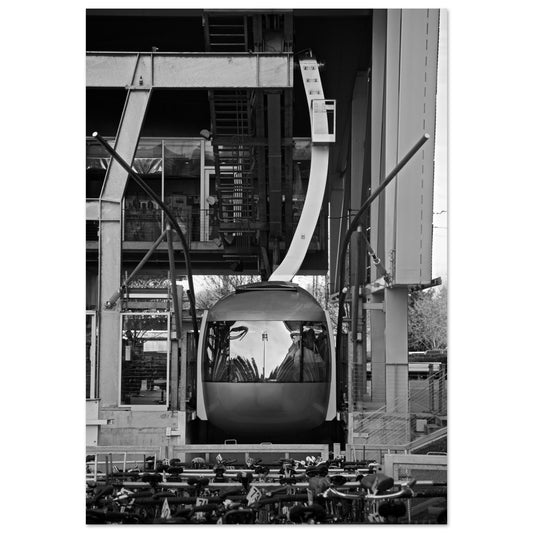 Tableau photo Photo Télécabine — station & reflets (N&B, Alpes) — tirage aluminium Dibond mat, fabrication française, prêt à accrocher