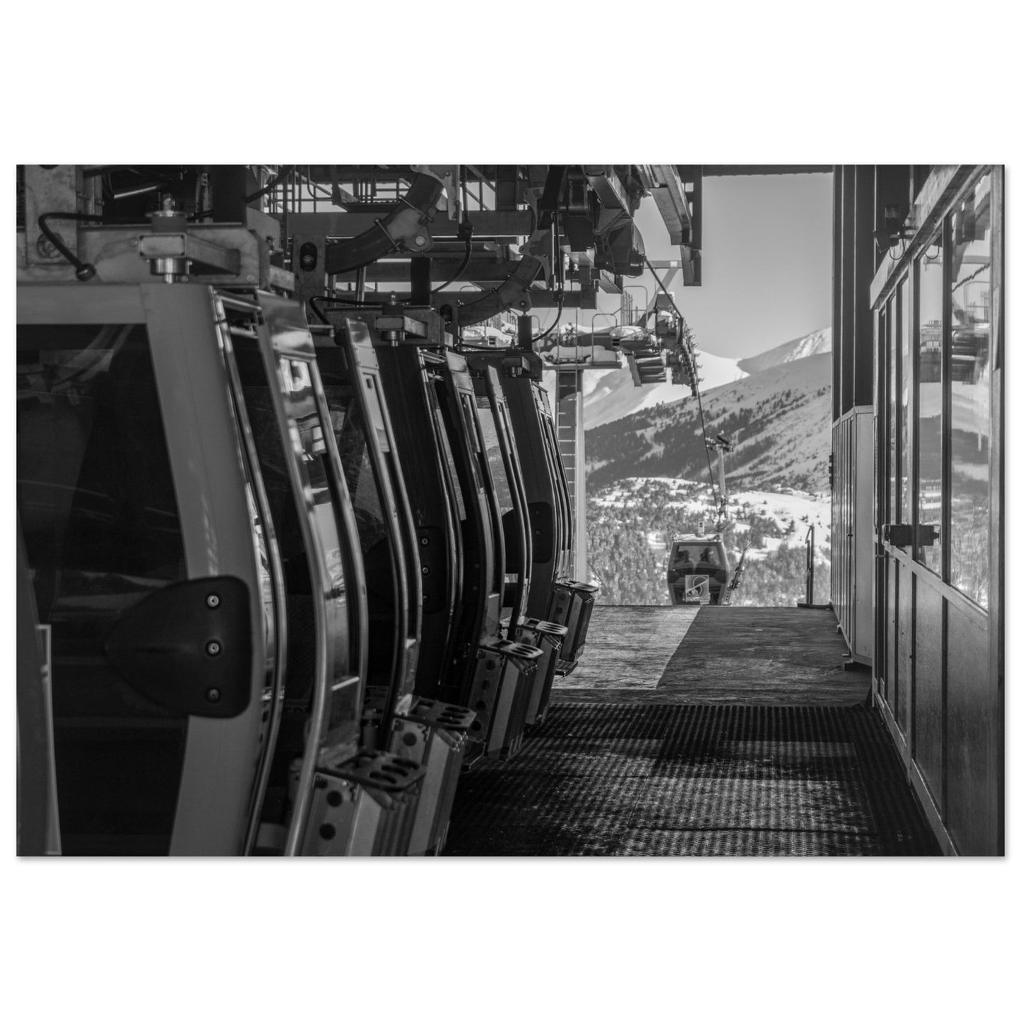 Tableau photo Photo Télécabines en station — noir & blanc (Alpes) — tirage aluminium Dibond mat, fabrication française, prêt à accrocher