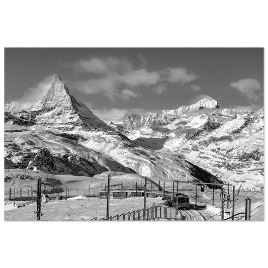 Tableau photo Photo du train de Zermatt, Alpes Suisse 1 - Noir & Blanc — tirage aluminium Dibond mat, fabrication française, prêt à accrocher