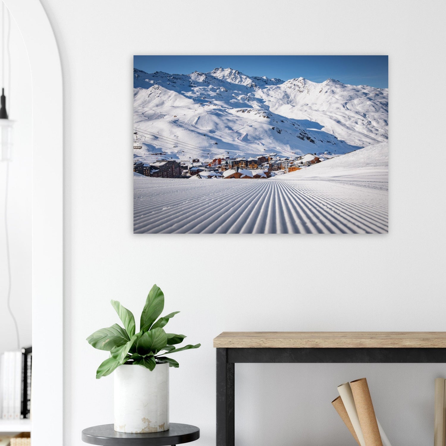 Piste damée en premier plan et station de Val Thorens en arrière-plan – tableau photo de montagne