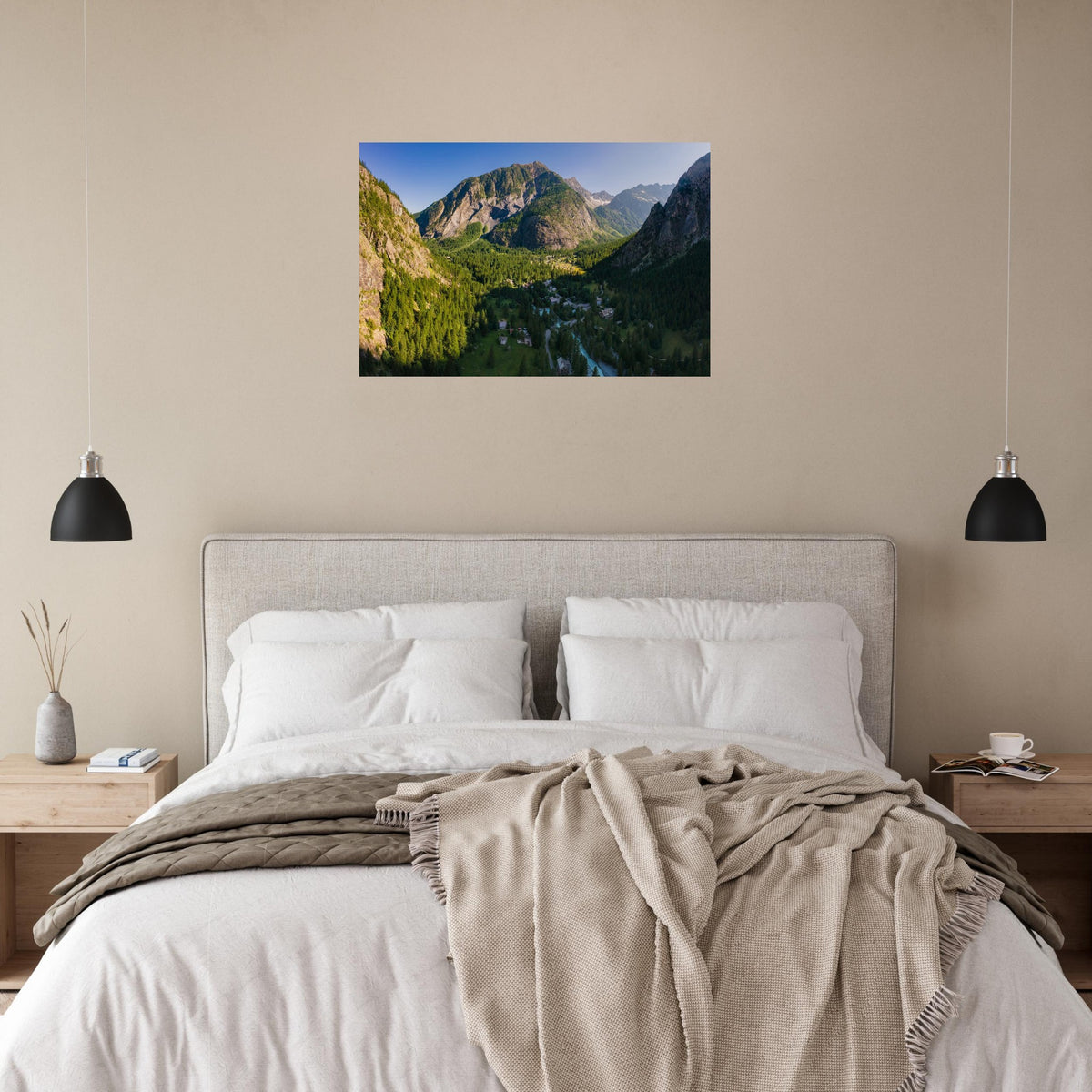 Tableau photo de la vallée d’Ailefroide dans les Écrins sur aluminium Dibond mat, accroché au-dessus du lit dans une chambre