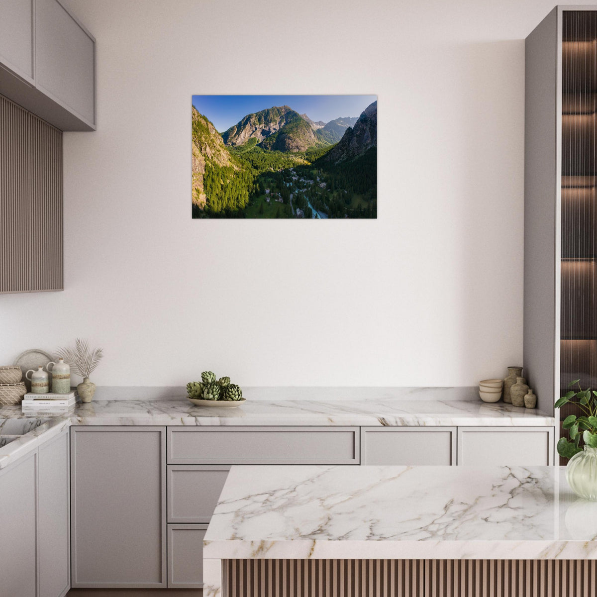 Tableau photo de la vallée d’Ailefroide dans les Écrins sur aluminium Dibond mat, présenté dans une cuisine aux meubles gris