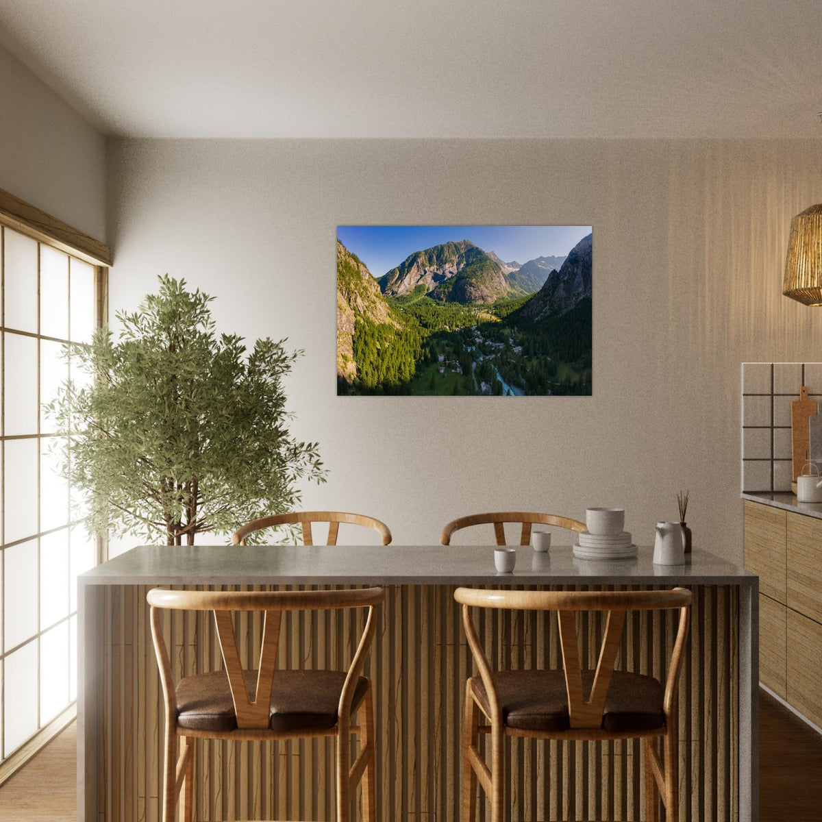 Tableau photo de la vallée d’Ailefroide dans les Écrins sur aluminium Dibond mat, présenté dans un espace repas avec table et chaises en bois