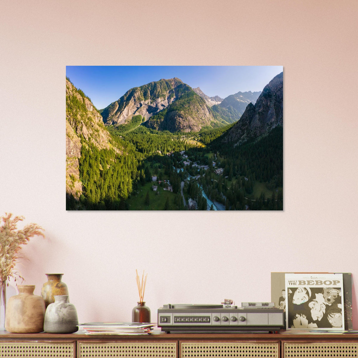 Tableau photo de la vallée d’Ailefroide dans les Écrins sur aluminium Dibond mat, accroché sur un mur rose clair au-dessus d’un buffet