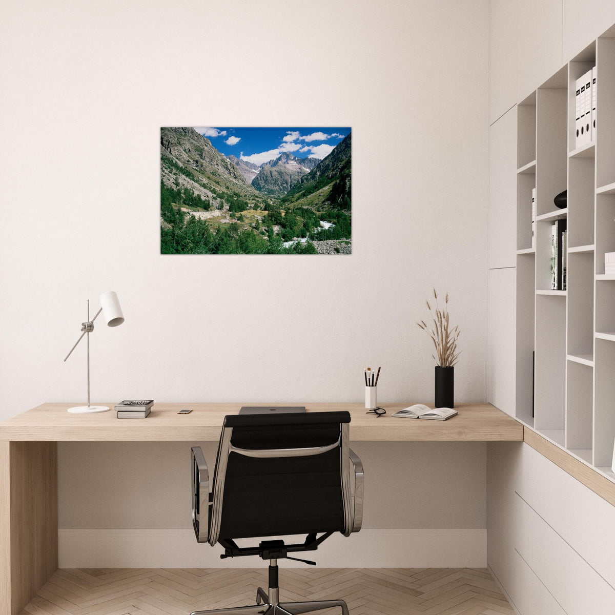 Tableau photo de la vallée du Vénéon dans les Écrins sur aluminium Dibond mat, présenté au-dessus d’un bureau en bois