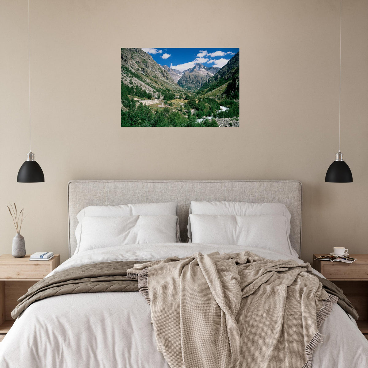 Tableau photo de la vallée du Vénéon dans les Écrins sur aluminium Dibond mat, accroché au-dessus du lit dans une chambre