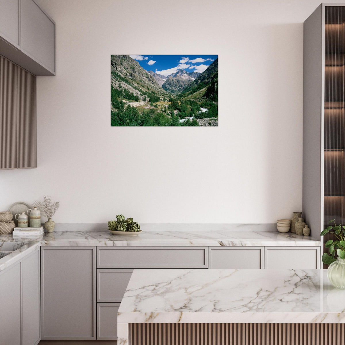 Tableau photo de la vallée du Vénéon dans les Écrins sur aluminium Dibond mat, présenté dans une cuisine aux meubles gris