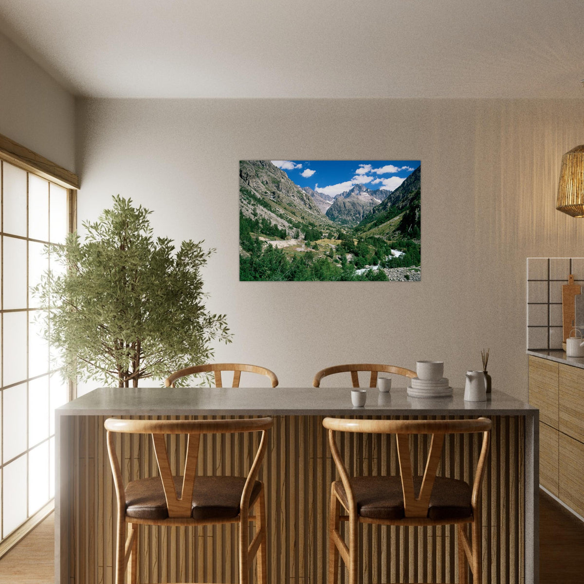 Tableau photo de la vallée du Vénéon dans les Écrins sur aluminium Dibond mat, présenté dans un espace repas avec table et chaises en bois