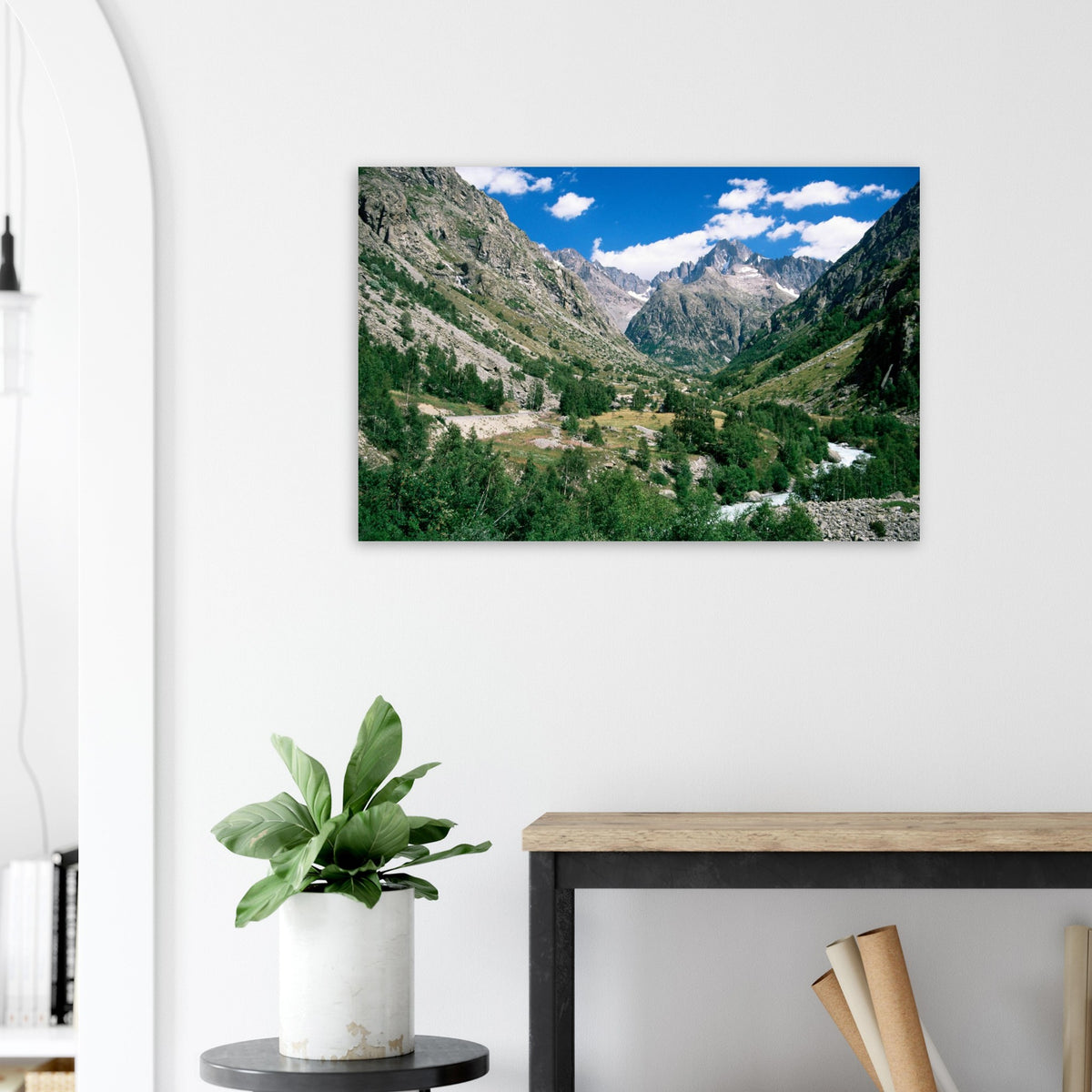 Tableau photo de la vallée du Vénéon dans les Écrins sur aluminium Dibond mat, exposé sur un mur blanc au-dessus d’une console, près d’une plante