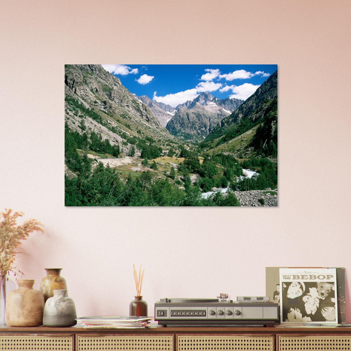 Tableau photo de la vallée du Vénéon dans les Écrins sur aluminium Dibond mat, accroché sur un mur rose clair au-dessus d’un buffet