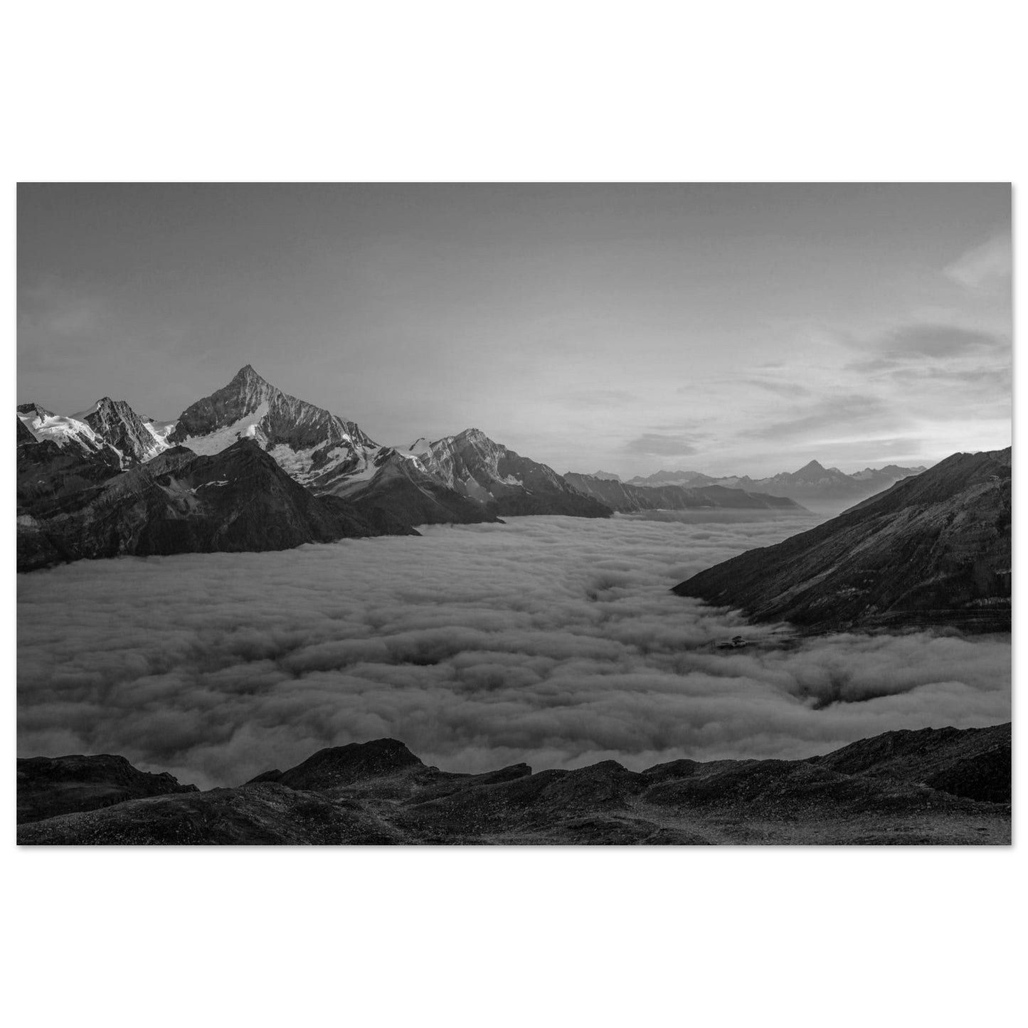 Tableau photo Photo d'un coucher de soleil et mer de nuage, Weisshorn, Randa, Suisse - Noir & Blanc — tirage aluminium Dibond mat, fabrication française, prêt à accrocher